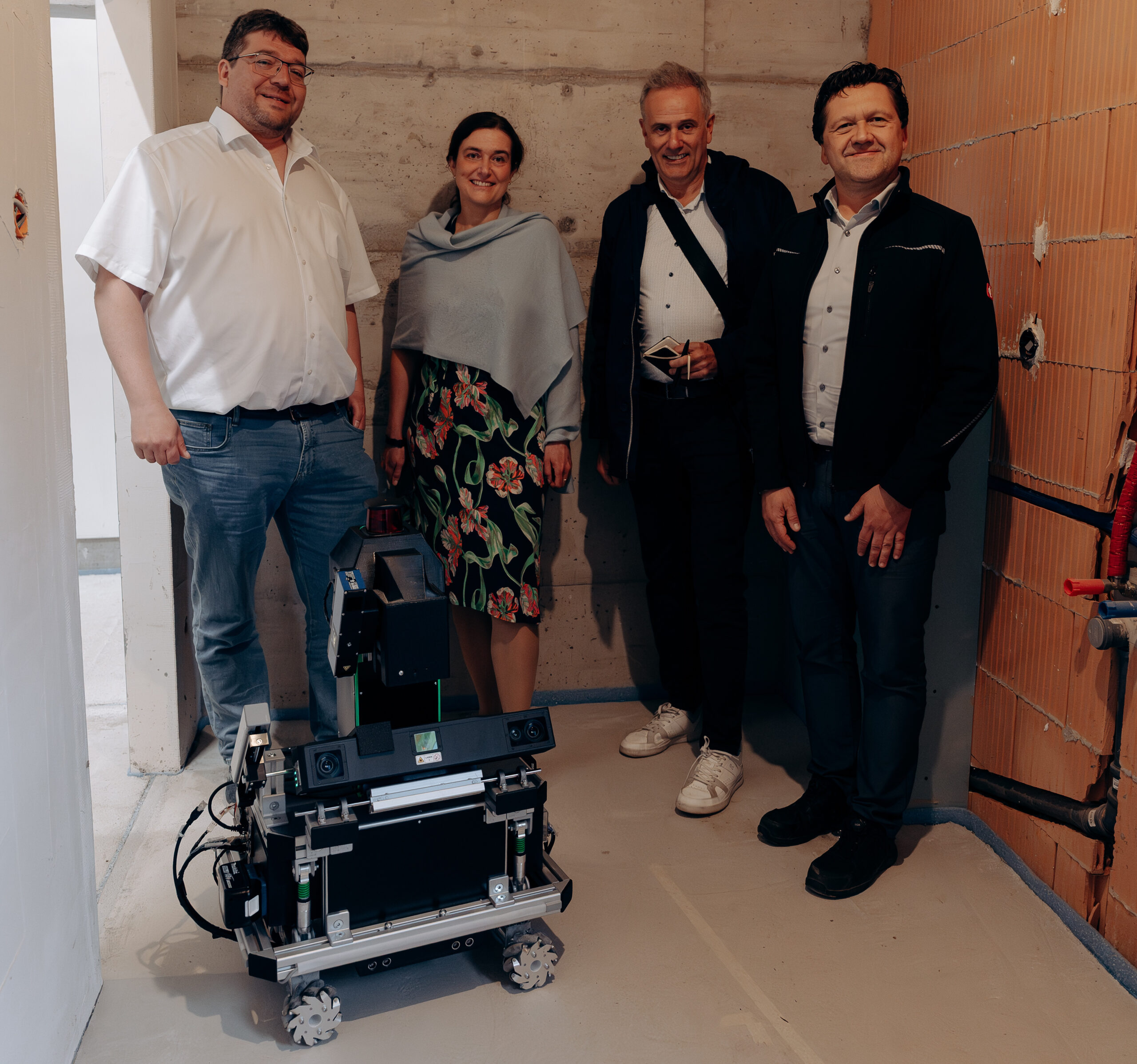 RaumCheck-Team gemeinsam mit 1200Grad bei der Vorstellung des Messroboters RC1