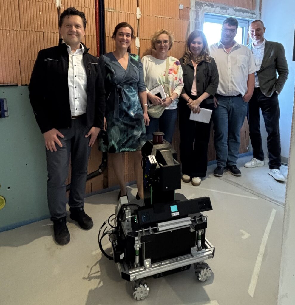 Team des Messroboters RC1 mit den Redakteurinnen von Fliesen und Platten